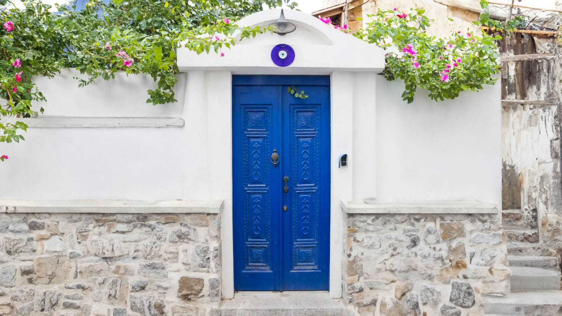 Çifte emniyet - Kapı hem maviye boyanmış hem de üstüne nazarlık asılmış