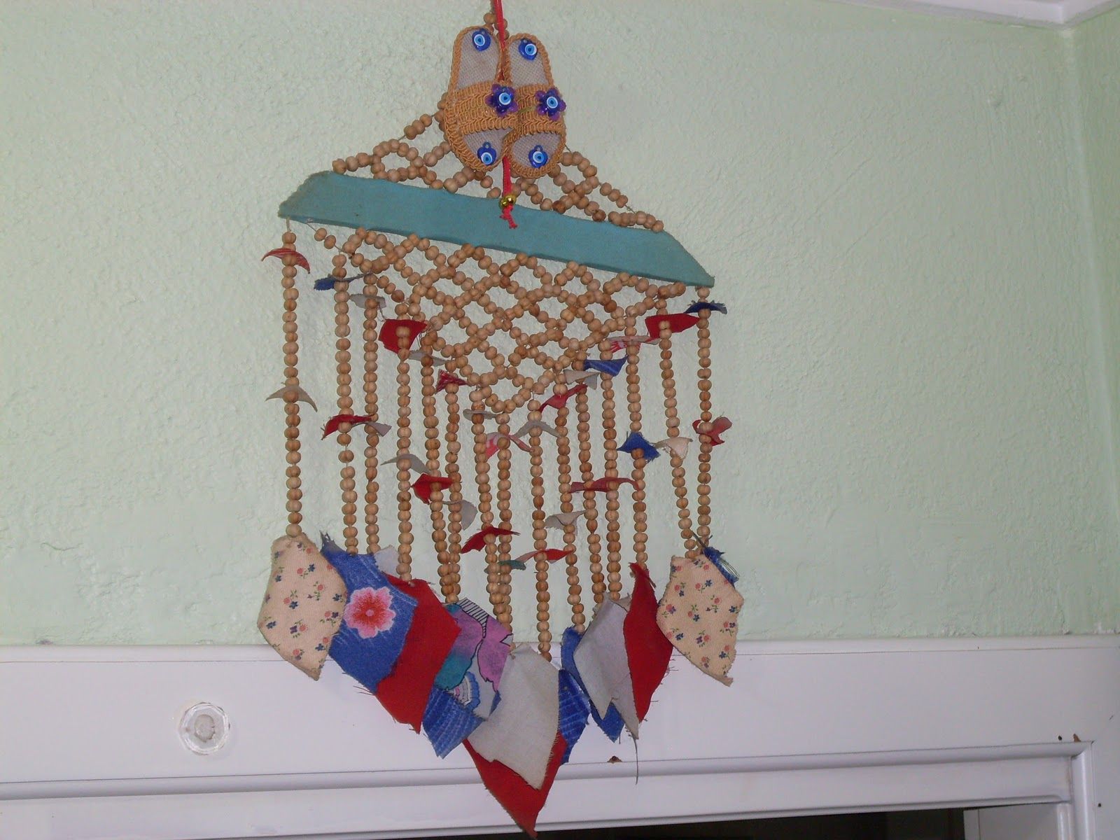 Nazar için üzerlik yakılıp evde gezdililir, ayrıca ipe dizilip asılır.