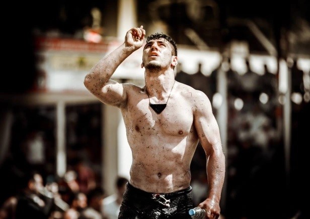 Nazardan korunmanın en yaygın usulü muskadır. Nazar ayetinden başka içinde hıfz geçen ayetler yazılır, yedi kat muşambaya sarılıp deriyle kaplanır veya gümüş hamayile konur.