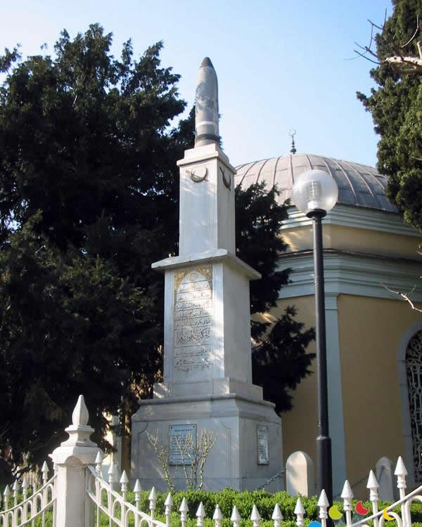 Osman Gazi türbesi üzerine cumhuriyet devrinde dikilen ve Osmanlı'nın yıkılışını kutlayan abide