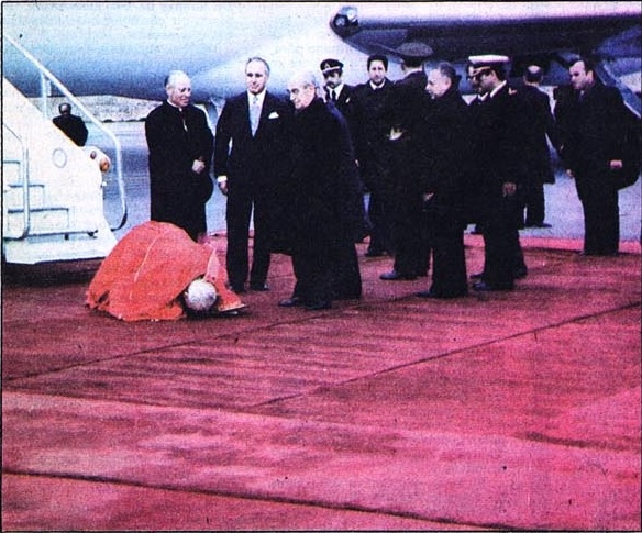 Papa II.Ioannes Paulus Ankara'da yeri öpüyor