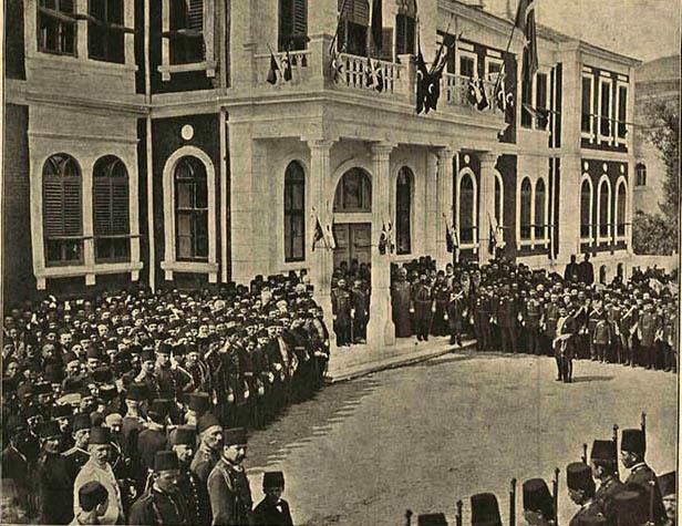 Edirne askerlik dairesi önünde mahalli memurlar 1899