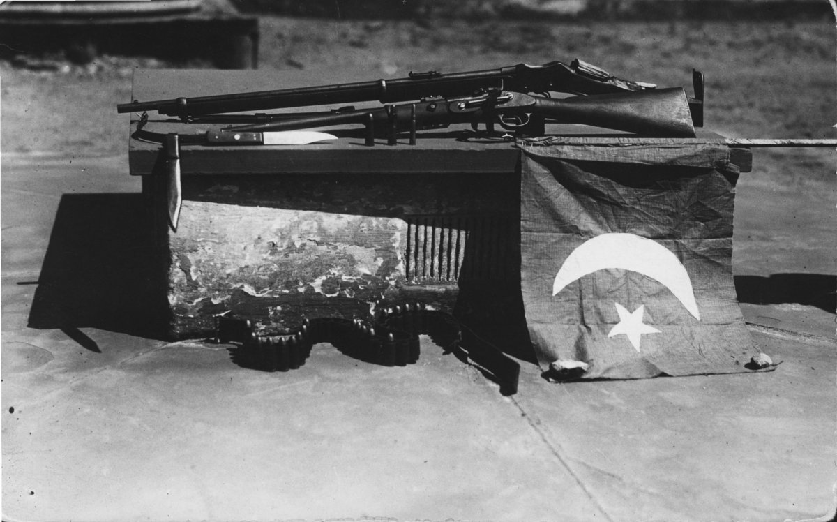 Broken Hill müzesindeki bayrak ve silahlar