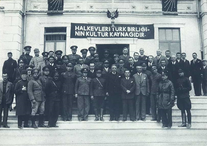 Bolu Halkevi'ne tayyare zabitlerinin ziyareti - 1933