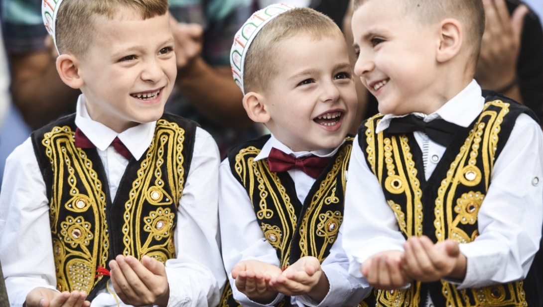 Kosova'da Fatih Sultan Mehmed Camii'nde bir bayram namazı