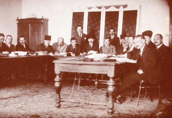 İlk Ankara meclisinde bir encümen toplantısı