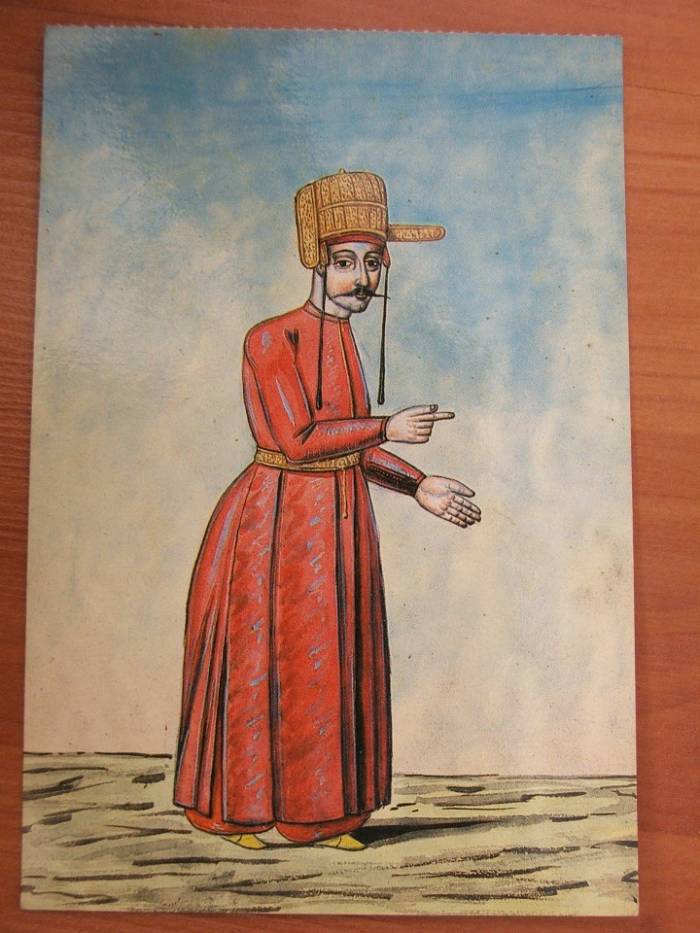 (Left) The Enderun Library in Topkapı Palace. (Right) An Enderun i&ccedil;oğlan (inner palace page).