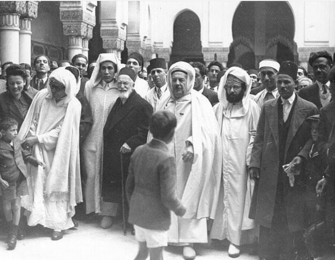 Abdülmecid Efendi Paris Camii'nde bir bayramlaşmada