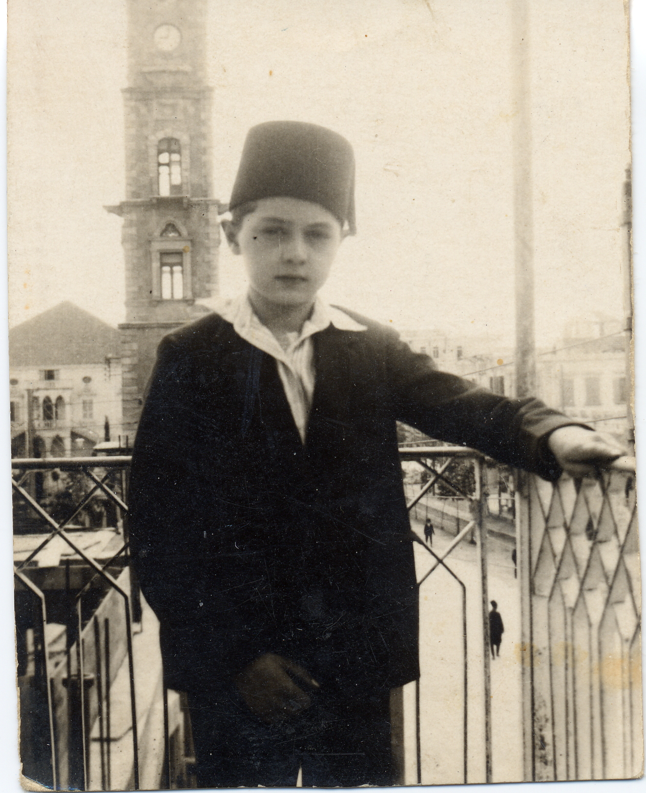 Selim Efendi'nin torunu Kazım Bey. Arkada Sultan Hamid yadigarı Trablus saat kulesi - 1930