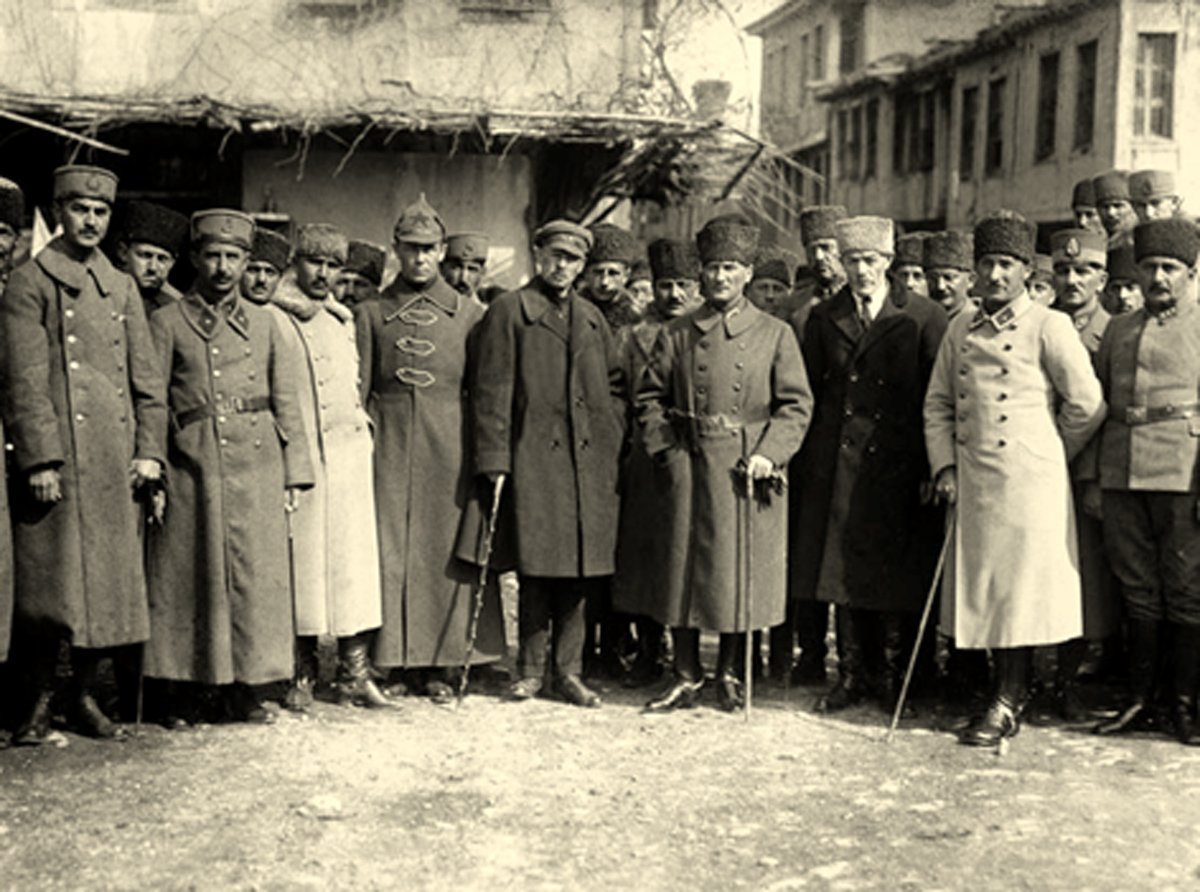 Mustafa Kemal Paşa ve kurmayları Bolşevik heyeti ile beraber