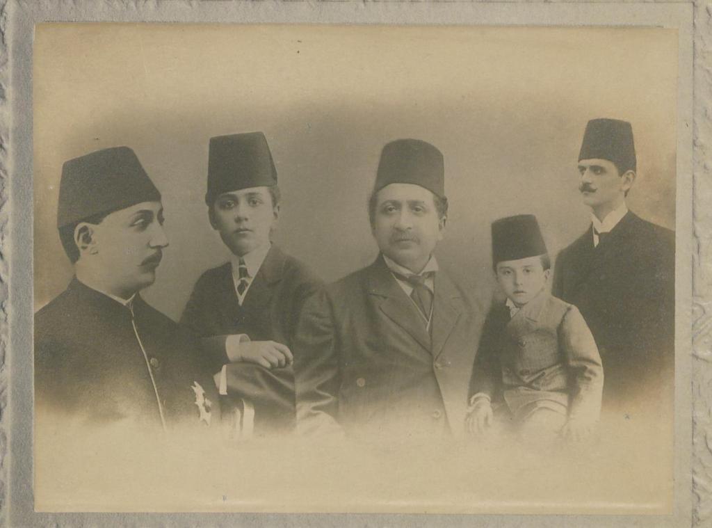 Sultan V. Murad ve soyundan dört şehzade